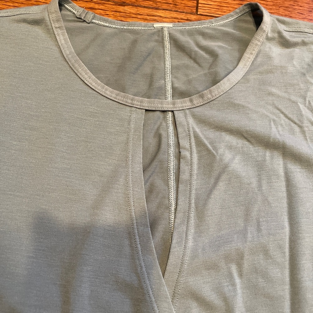 Lululemon round trip tee in blue cast size 6 faux wrap short sleeve - Picture 8 of 8